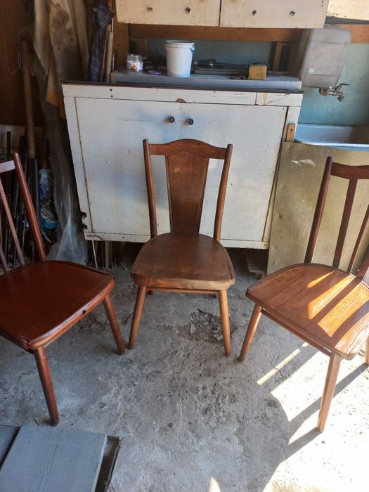 Стільці різні букові.