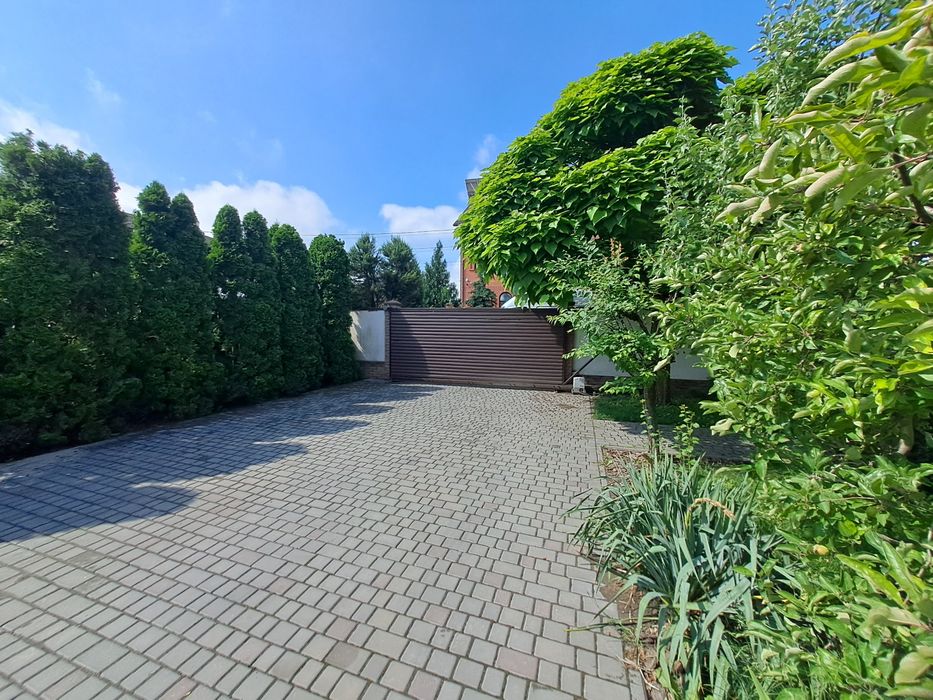 Оренда будинку з басейном новобудова