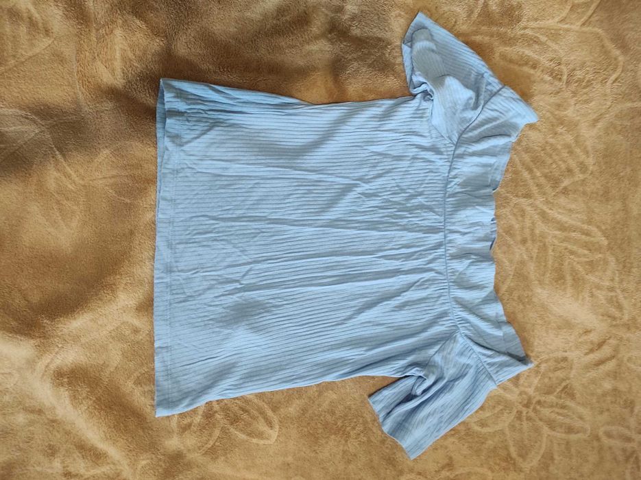 Топ блакитний зі спущеними плечима