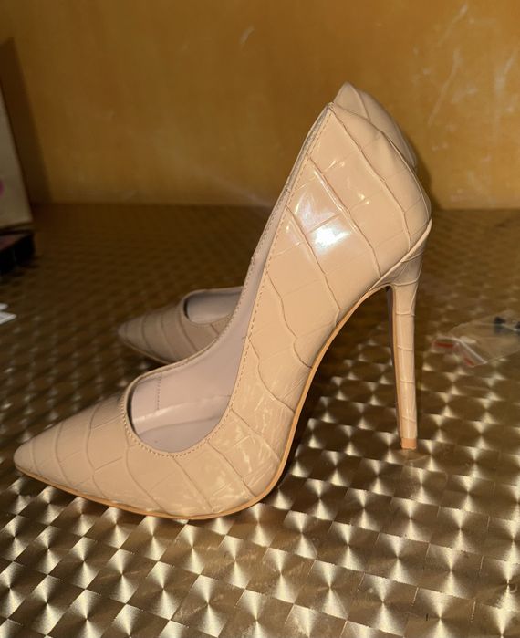 Бежеві лаковані шпильки під крокодилячу шкіру