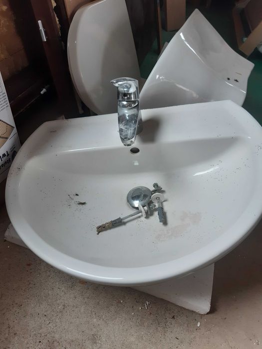 umywalka  zlew do łazienki z kranem