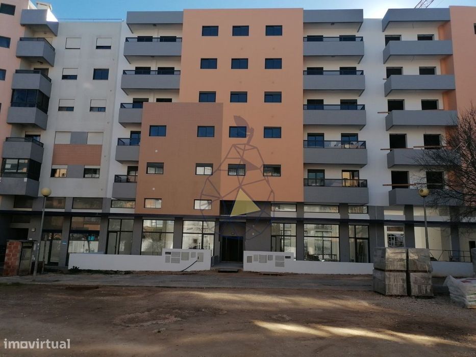 Loja grande localizada em zona de muito movimento, perto do Centro Com