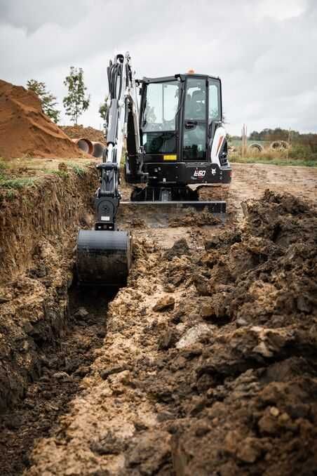 Minikoparka E60Z- wynajem oraz usługi koparką 6 t- Bobcat prace ziemne