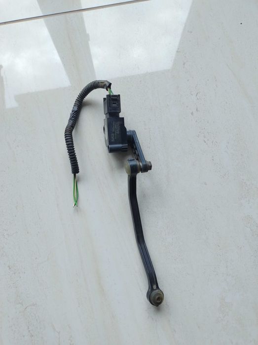 Czujnik poziomowania świateł przód Ford Volvo VP4N5F 13D007-CA Hartman