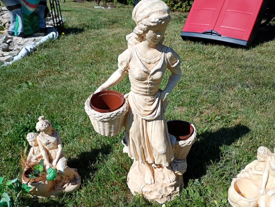 Figurki ogrodowe ozdobne na kwiaty