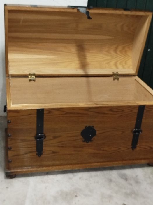 Baú em madeira ...........