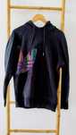 Sweatshirt Adidas Preta Original, com logo colorido metalizado.
Detalh