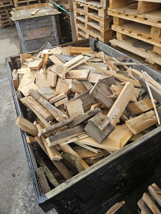 Drzewo opałowe, odpadowe, kawałki desek, klocków