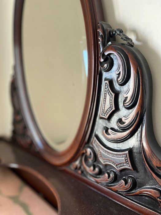 Cômoda Antiga com Espelho em Madeira Trabalhada e Tampo de Mármore