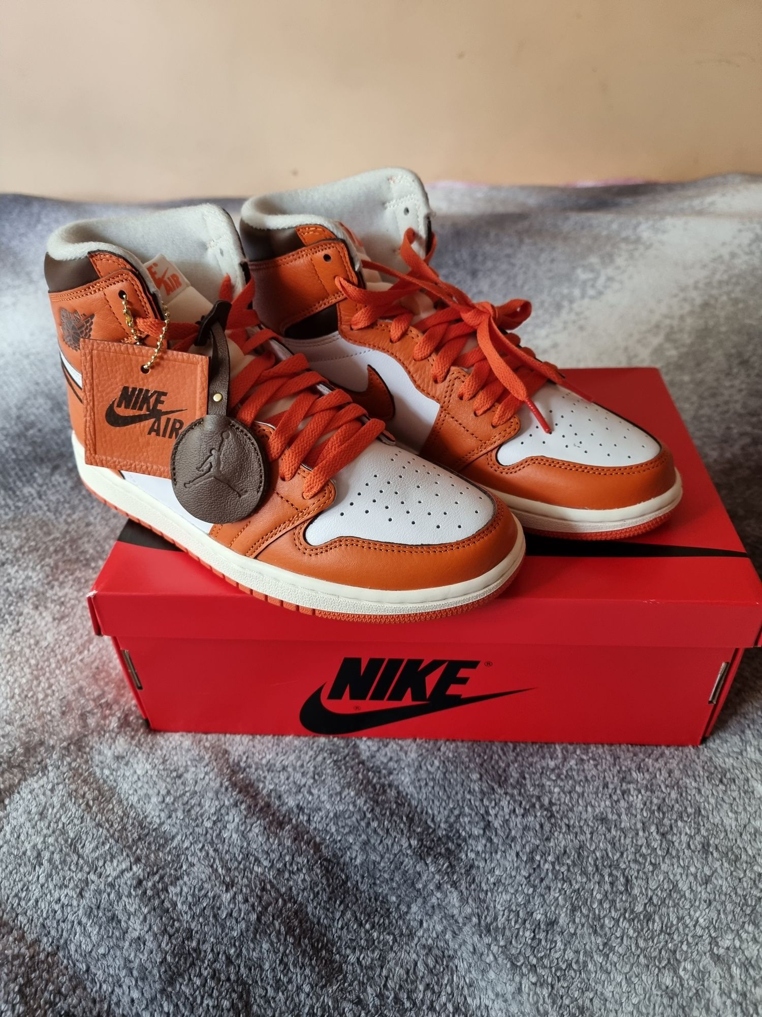 Nowe buty WMNS Air Jordan 1 Retro HI OG rozmiar 8,5 (40 EU)