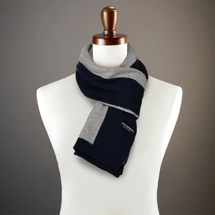 modny szal na zimę o minimalistycznym wzorze - peterson