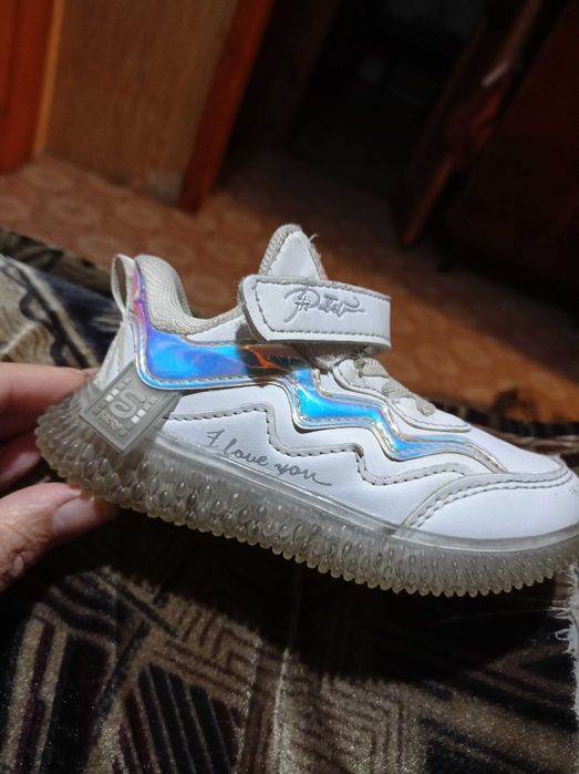 Продам дитячі кросівки.