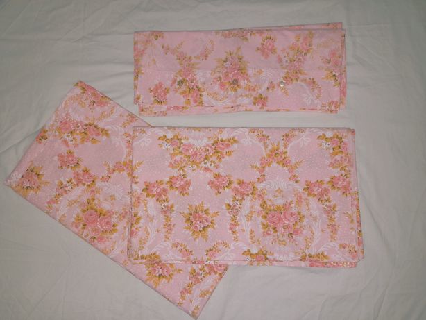 Jogo de lençóis floreados em tom rosa usados mas bom estado