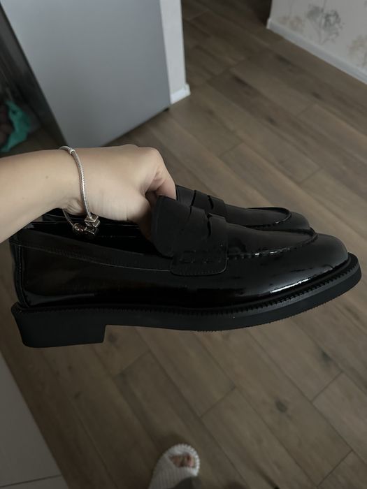 Лаковані лофери Miraton;   стан б/у,    але жодного разу не одягались.