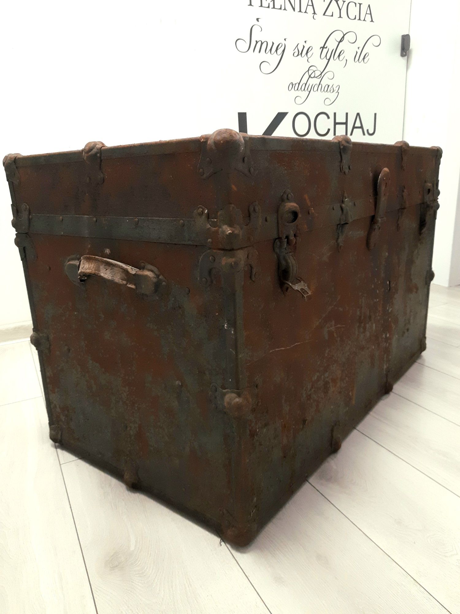 Stary kufer stuletnia skrzynia zdobione okucia oryginalna rdza