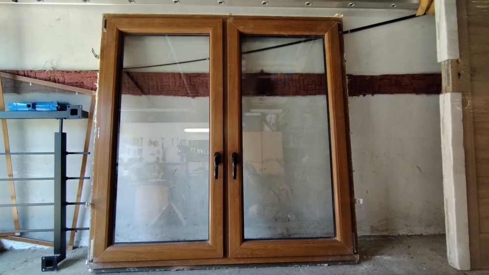 Okno Drutex. 144cm x 142cm złoty dąb. Uchylono rozwierne.