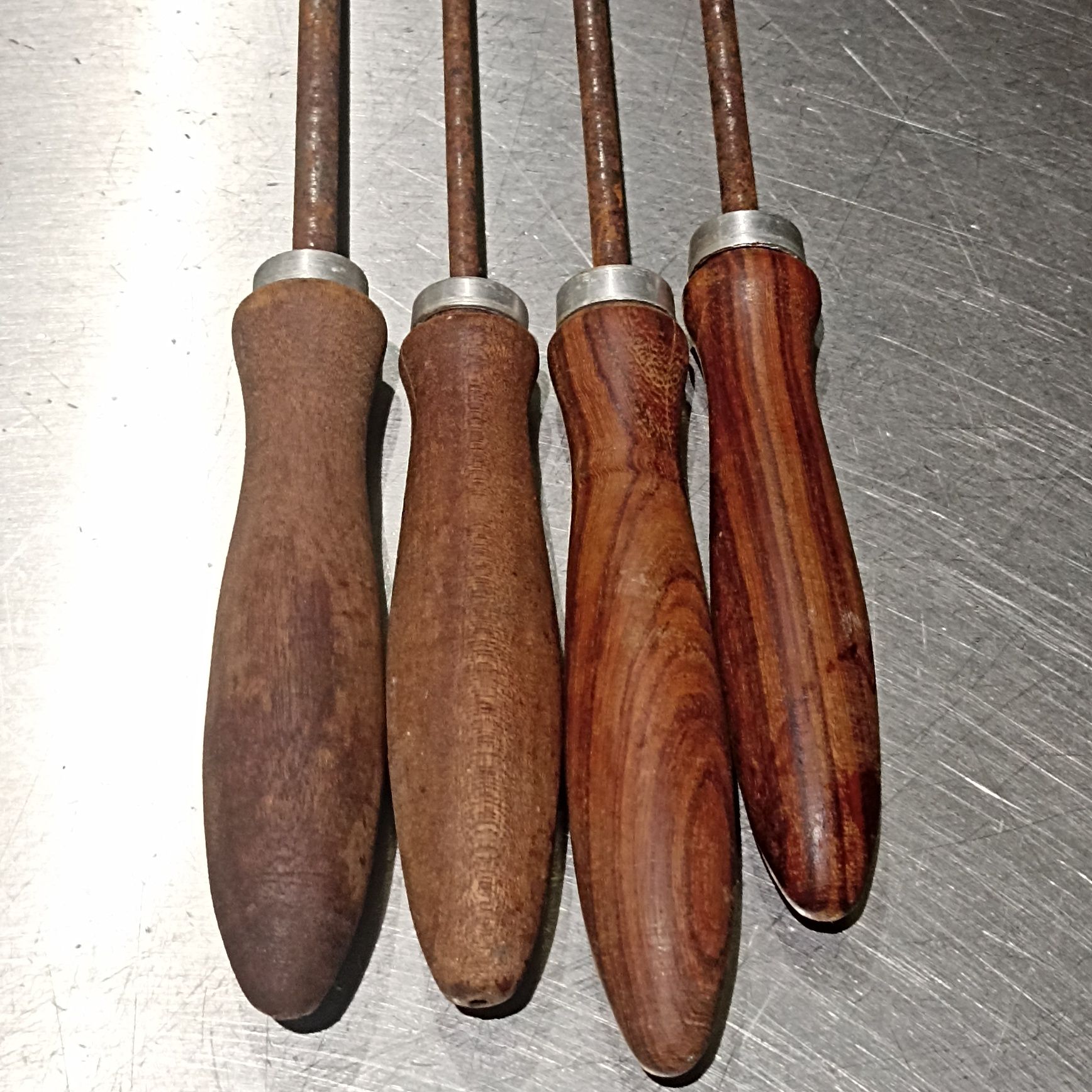 Conjunto de várias ferramentas antigas