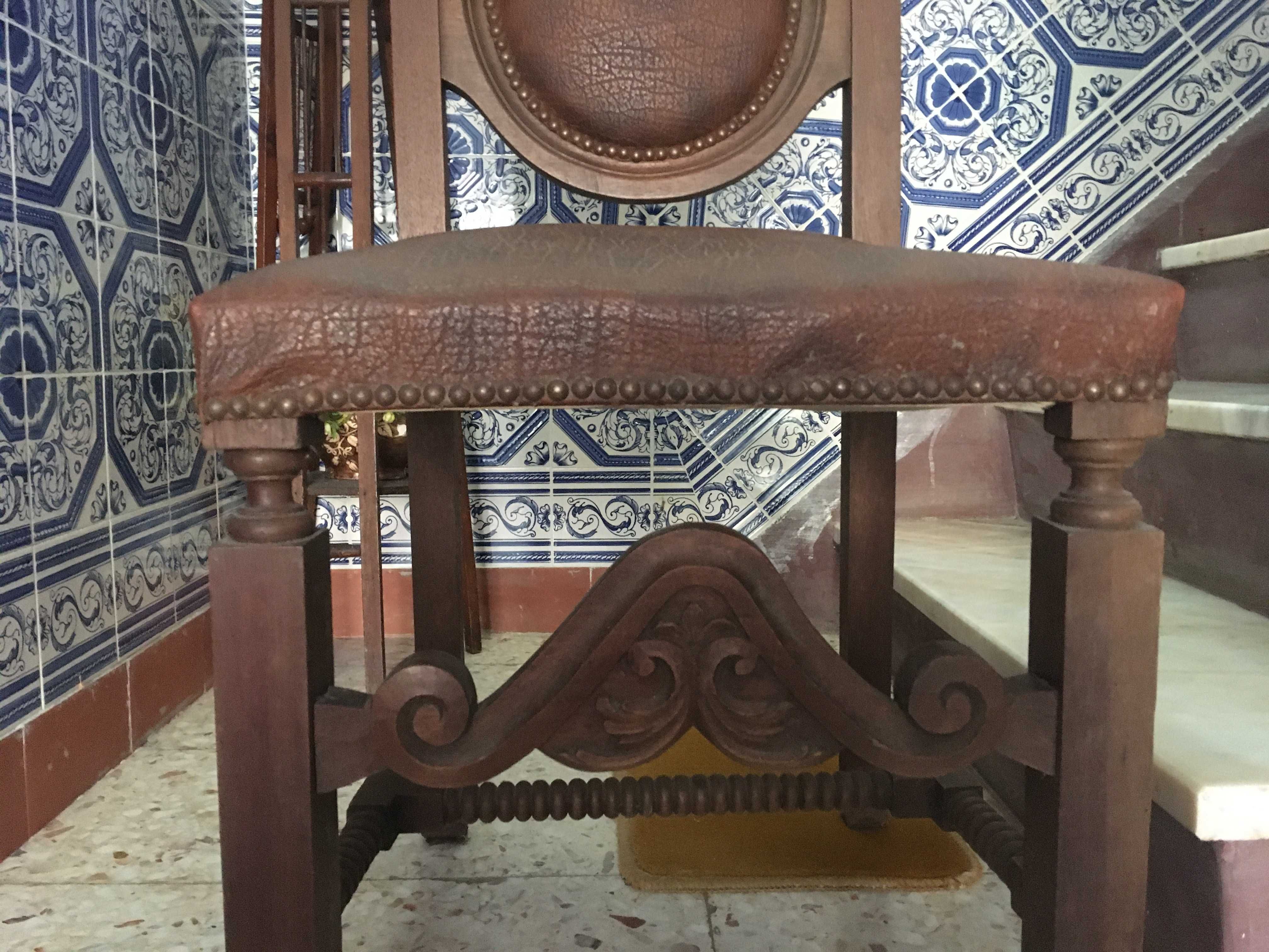 Mesa de estilo e 6 cadeiras.