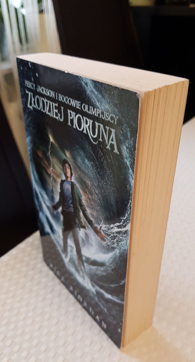 "Percy Jackson i złodziej pioruna" - Rick Riordan