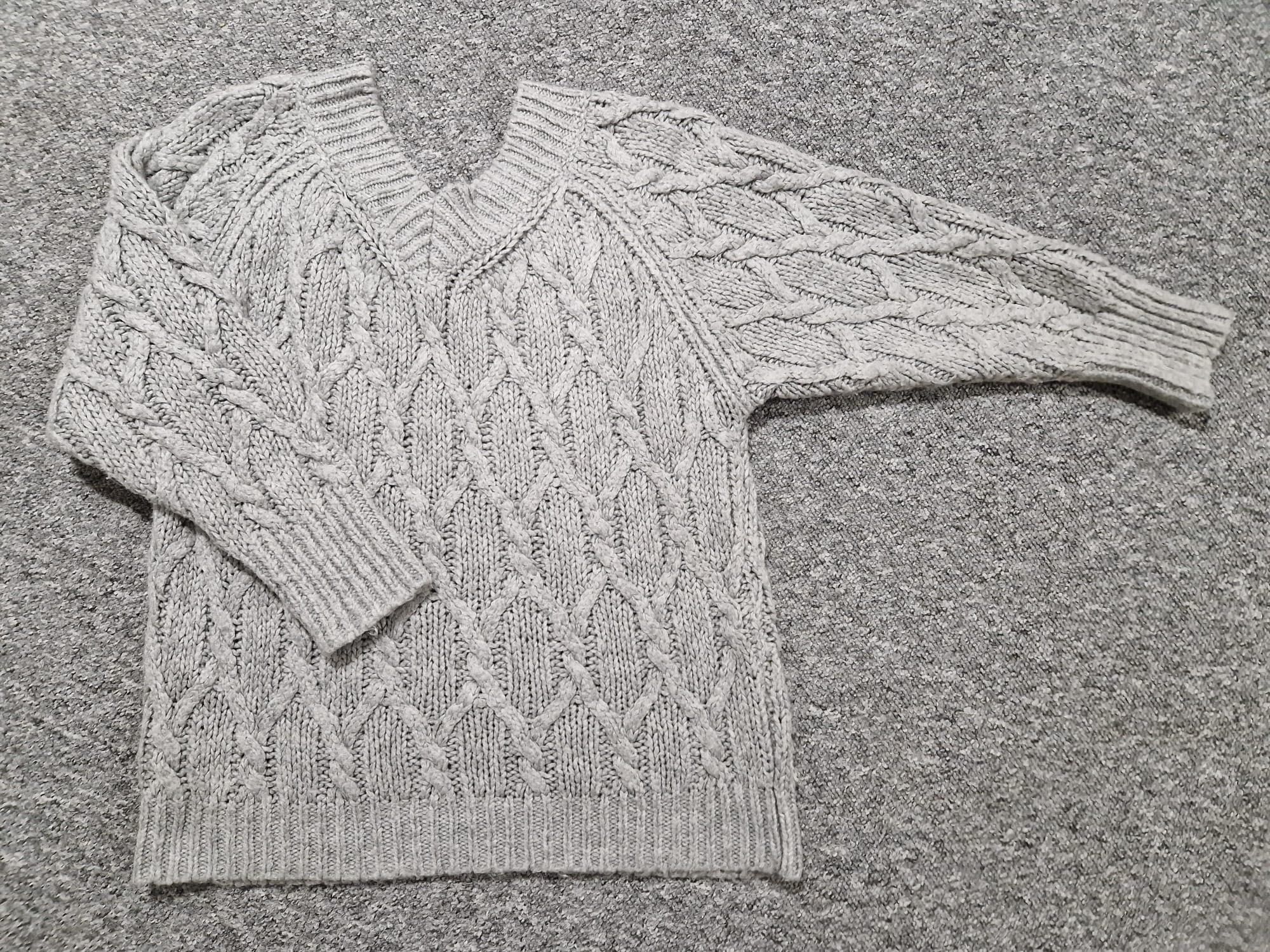 Szary sweter pleciony z dekoltem w serek