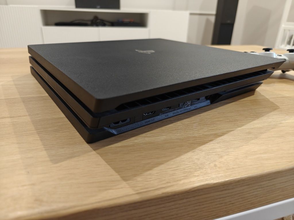 PlayStation 4 Pro 1TB, 2 pady