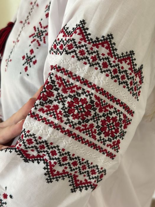 Вишиванка  жіноча  ручної роботи