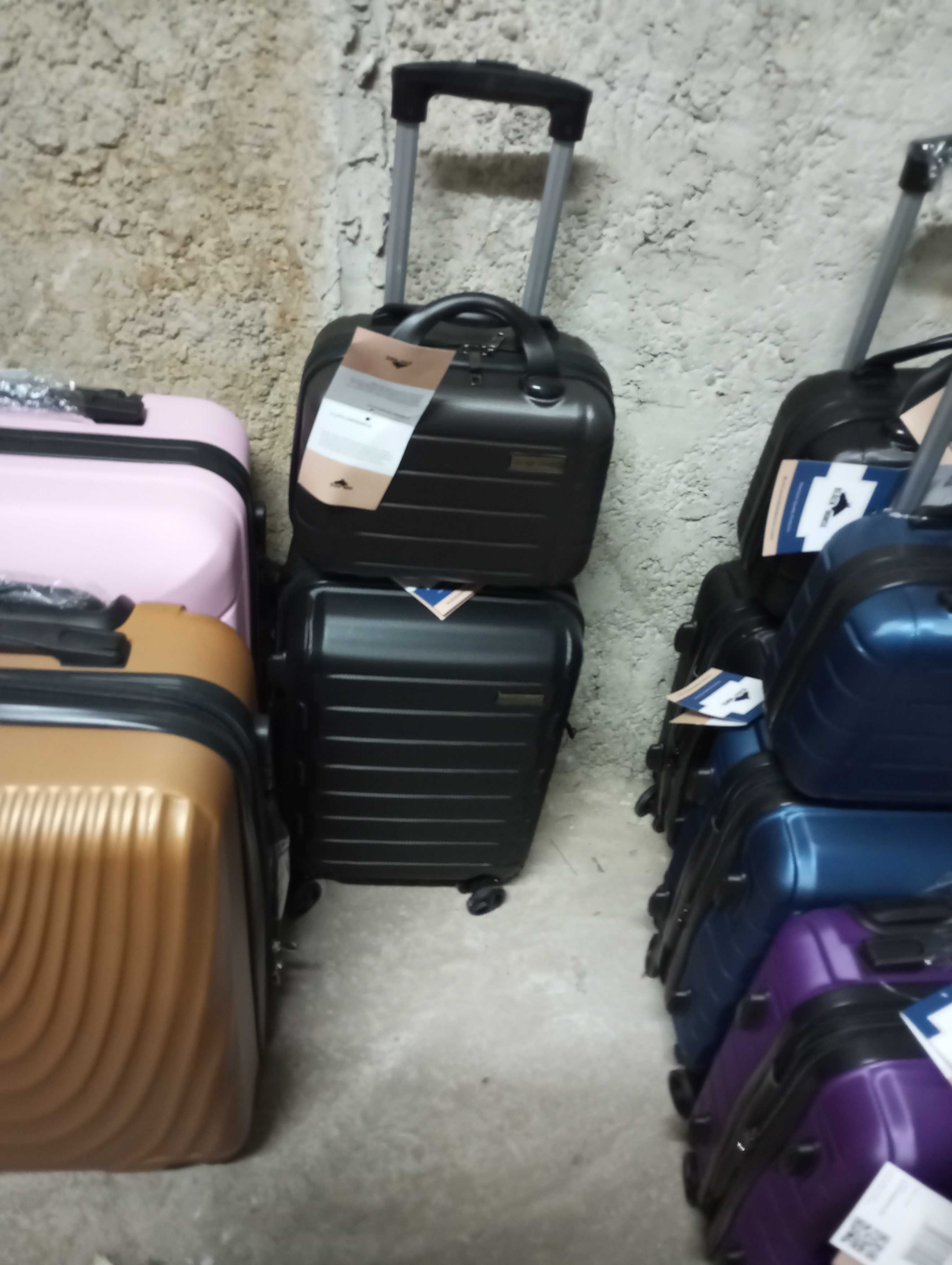 walizka mała z poszerzeniem 51 cm na 4 odpinanych kołach z abs