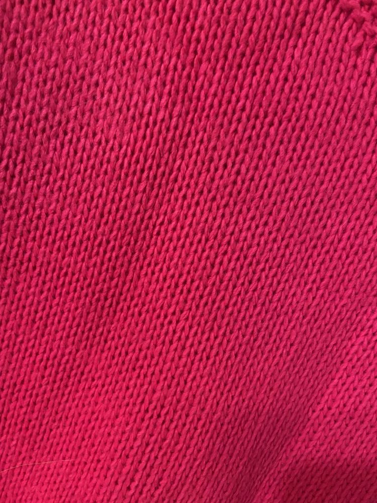 Różowy neon sweter