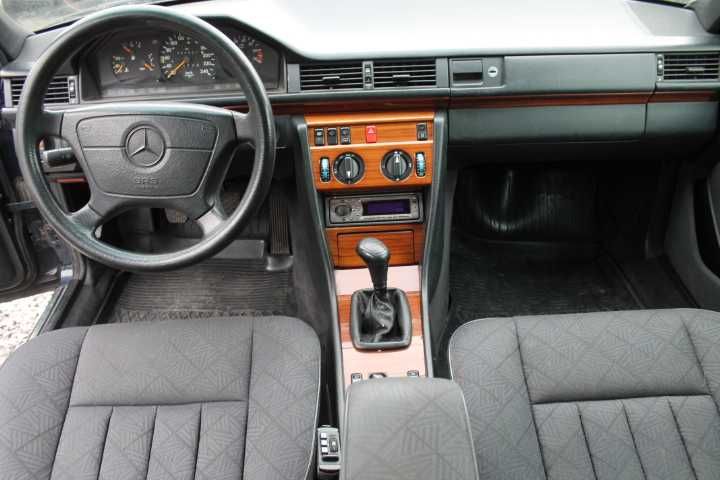 Mercedes-Benz E220 2.2 Benz 150 KM 1993 rok