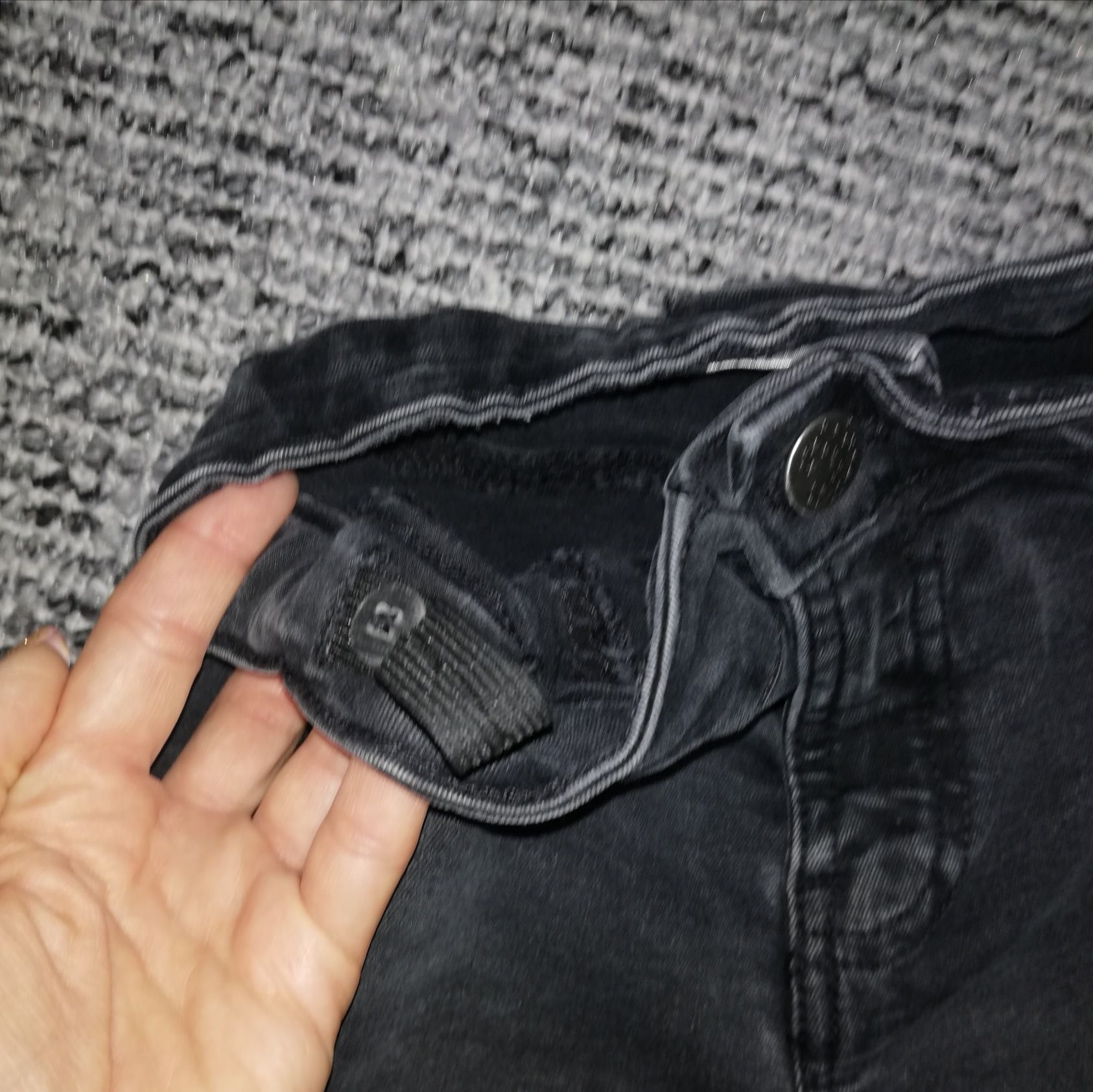 Czarne spodnie rurki skinny wąskie z dziurami