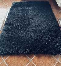 Carpete preta com apontamentos de brilho. Artigo seminovo
