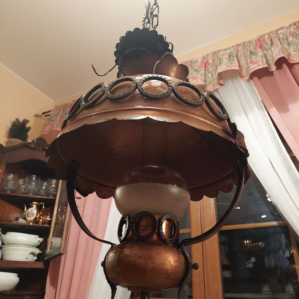 Lampa miedziane kute elementy.