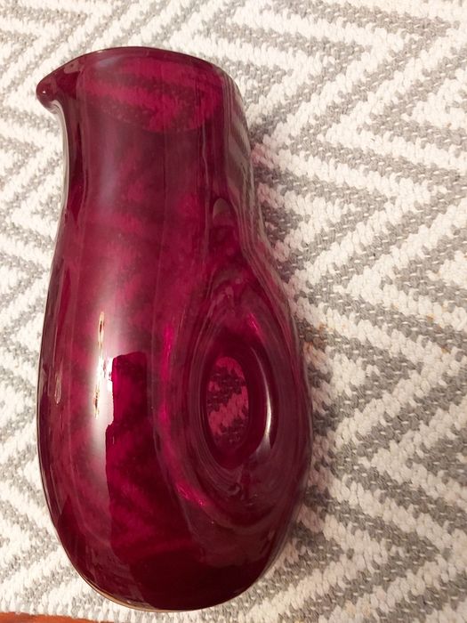 Wazon czerwony w kształcie dzbana.