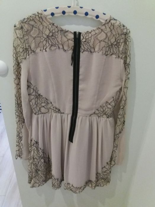 Piękną cielista sukienka z koronka TOP SHOP 40