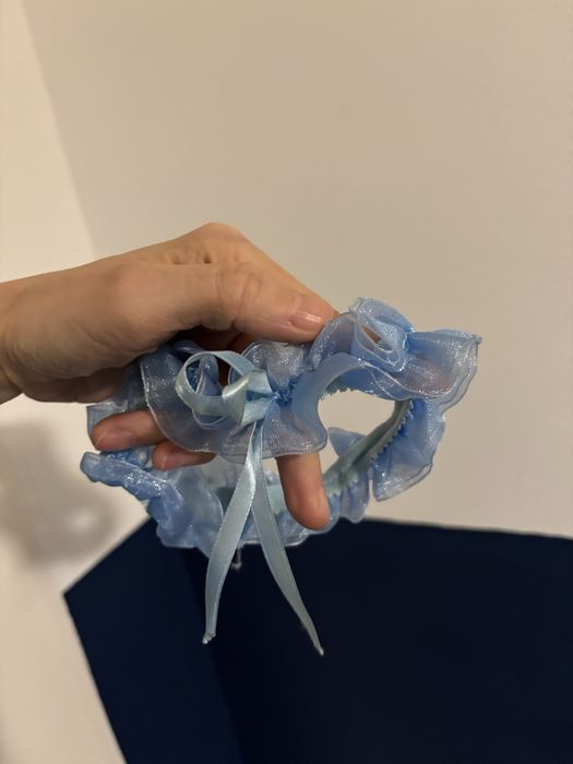 Niebieska podwiązka z kokardą