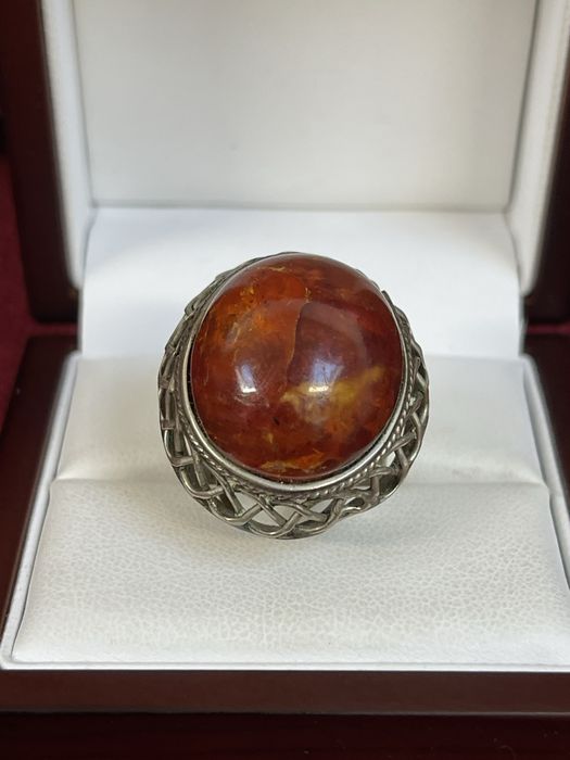 Stary Duży Metalowy Pierścionek z Bursztynem z Prl