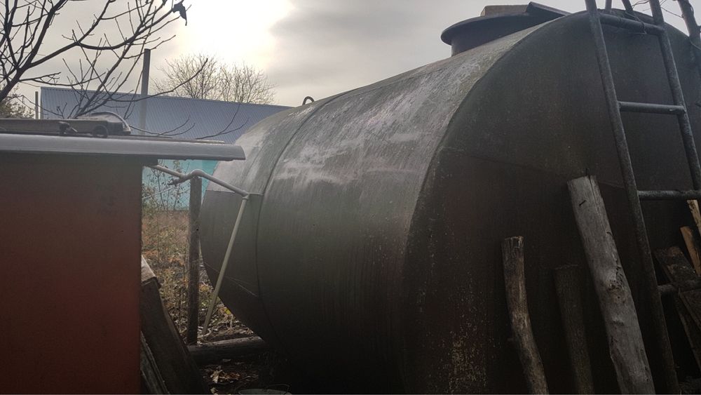 Продам металеву бочку 10кубів, та залізні секції