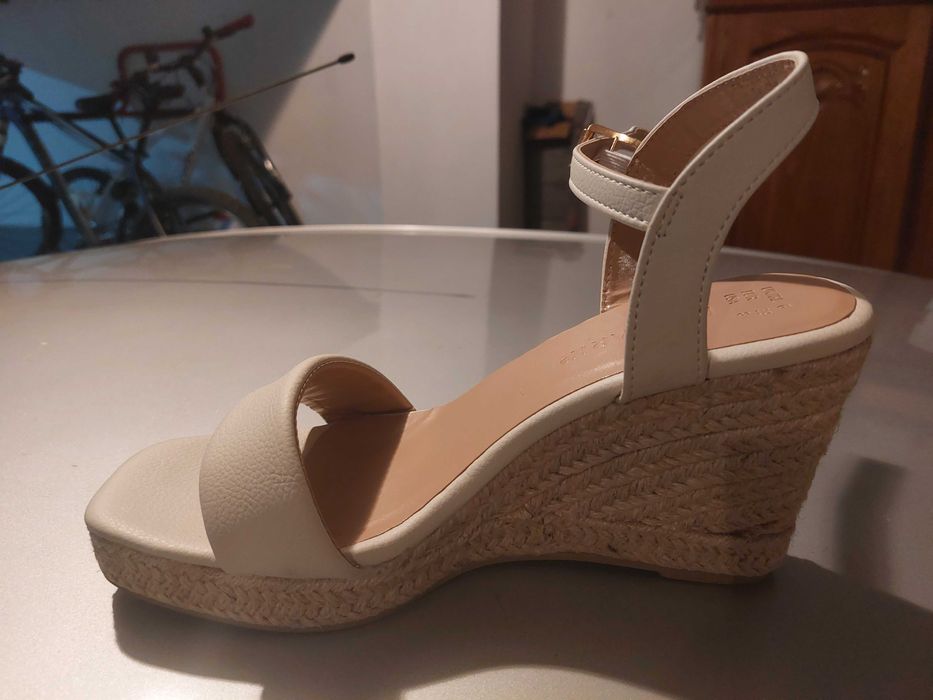 Sandálias Cunha Primark – Creme – Como Novas