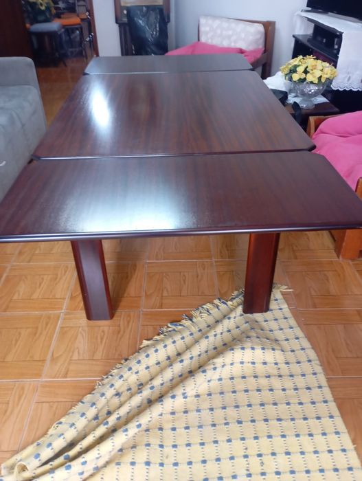 Vendo esta mesa muita bonita bom estado