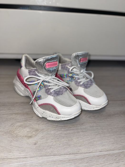 Кроссовки женские