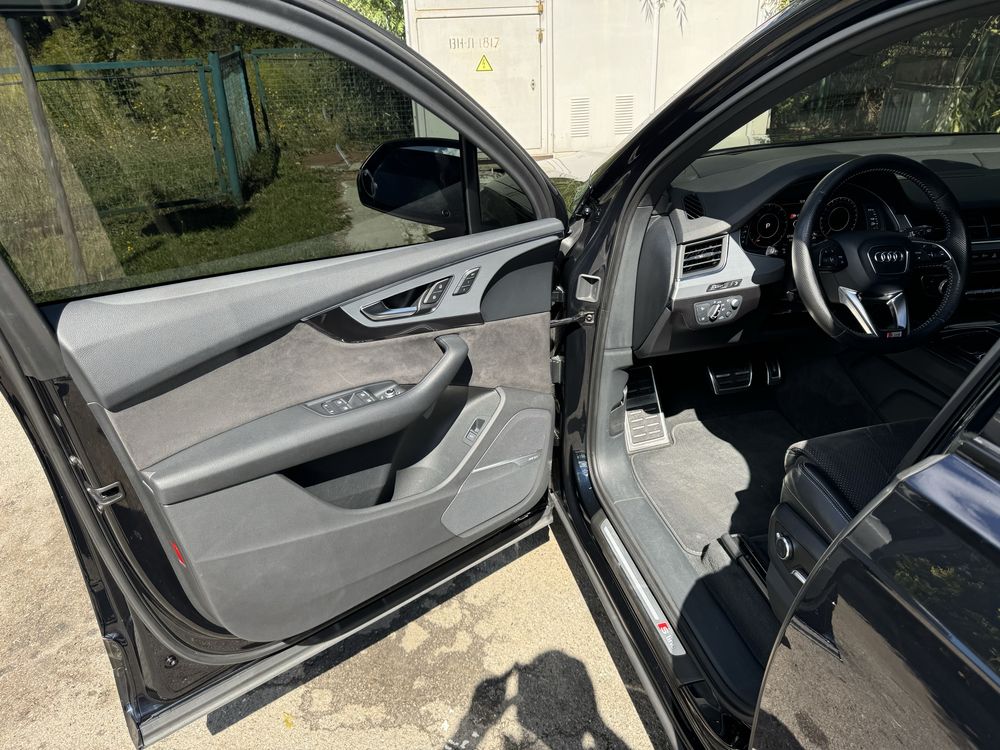 Продаж авто  Ауді q7m4