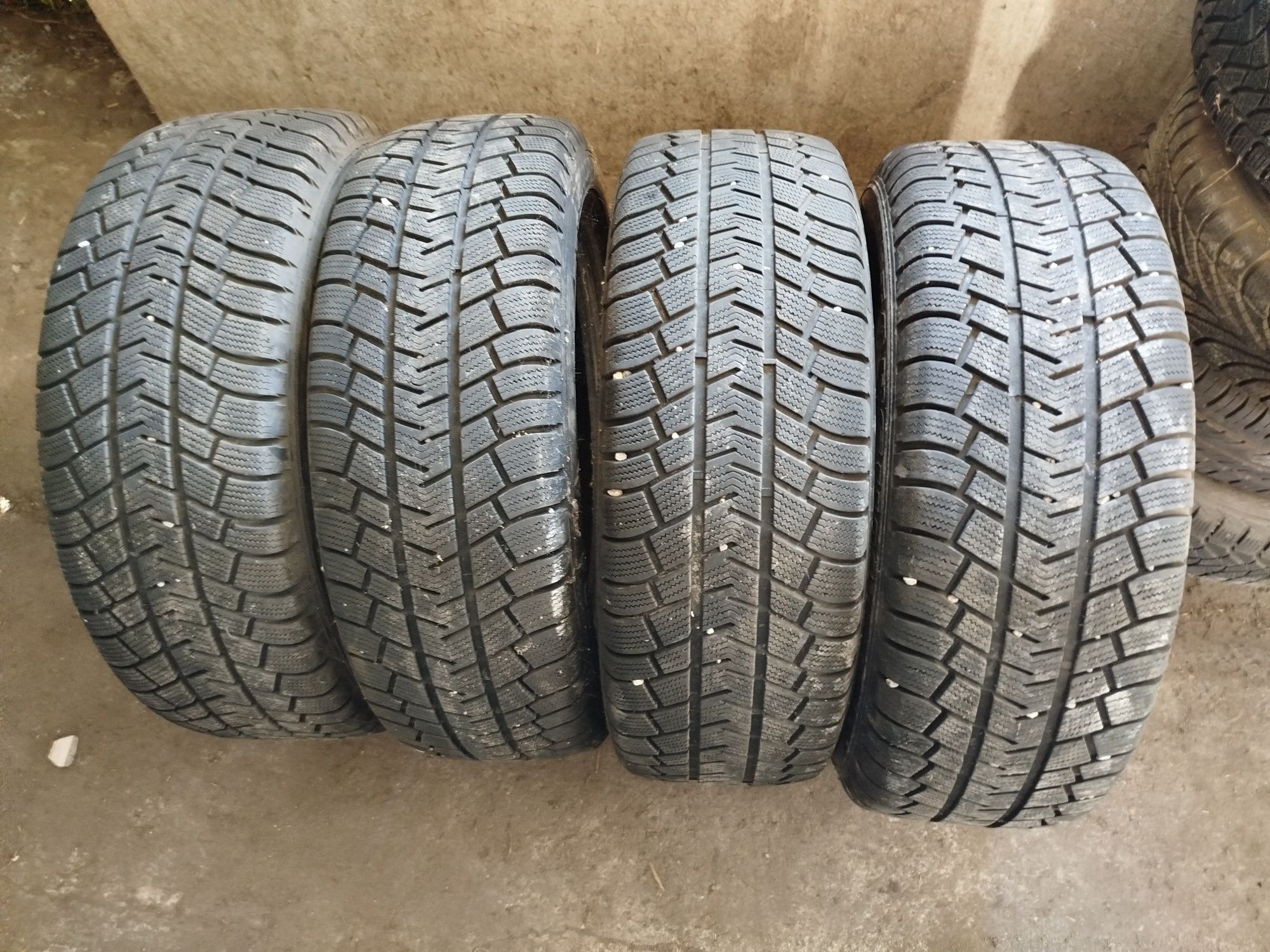 Opony zimowe 235/65R18