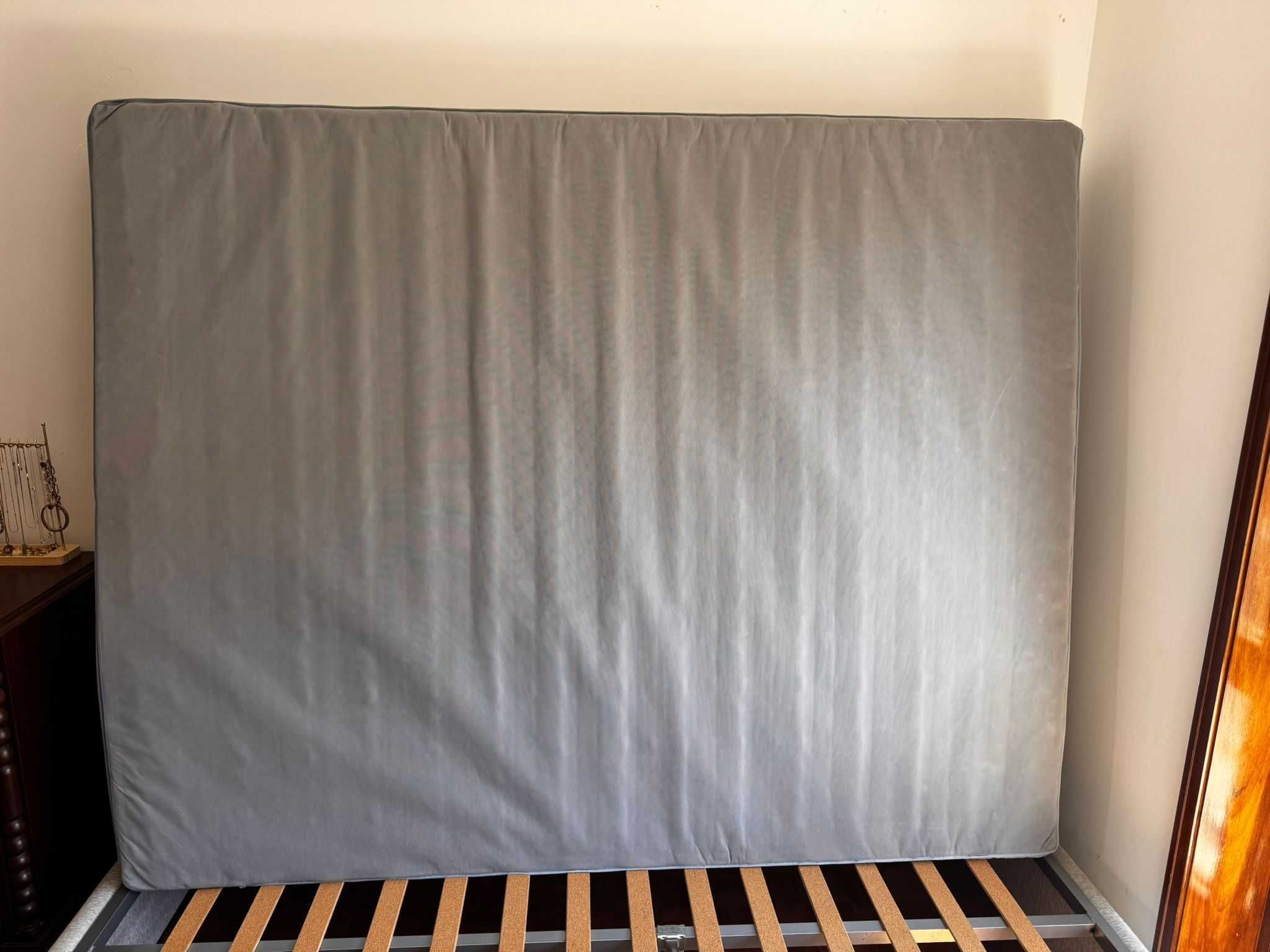 Cama + Colchão semi-novos (juntos ou separados)