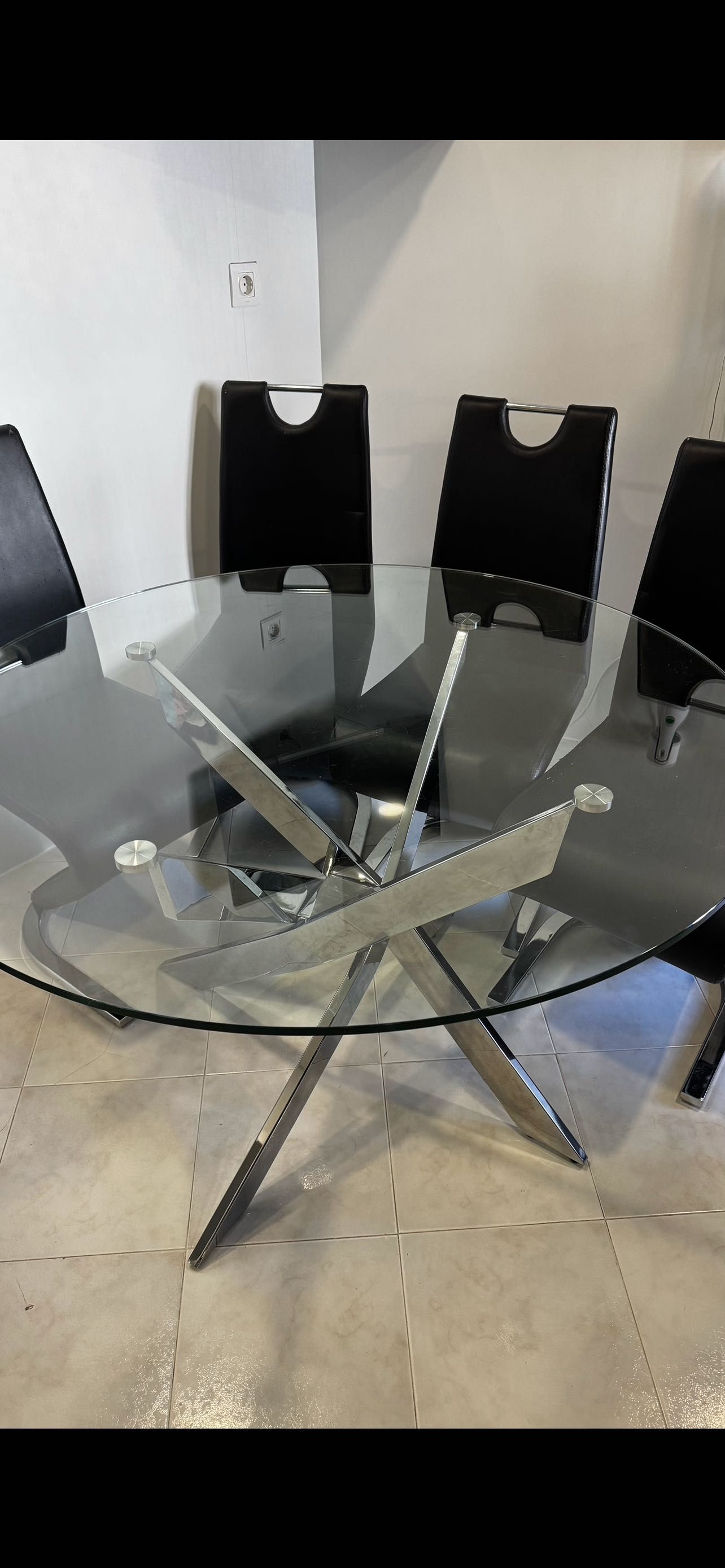 Mesa de vidro com 4 cadeiras