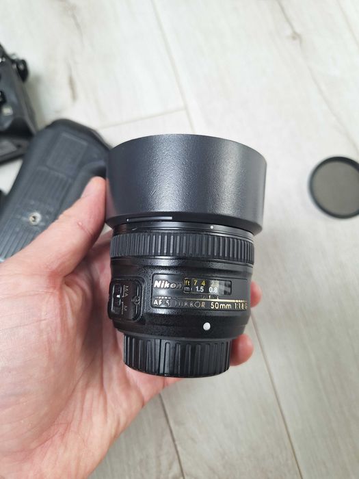 Nikon D700 + Nikkor 50mm f1.8 G + grip MB-D10 + gratisy
