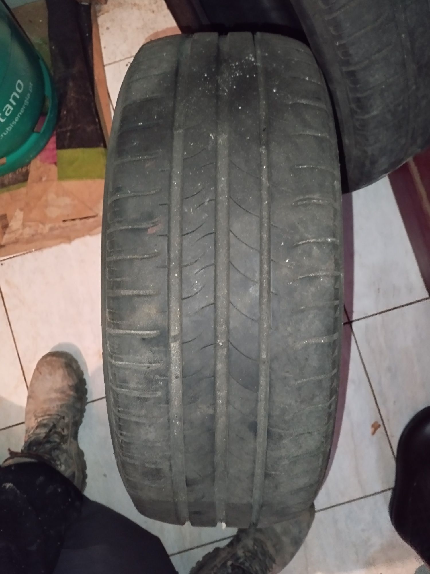 Vendo dois pneus semi novos 205/55/ r16