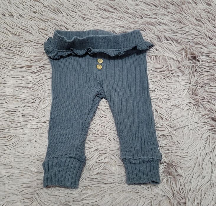 Szare spodenki z falbanką firmy NEXT rozm. 62cm.
