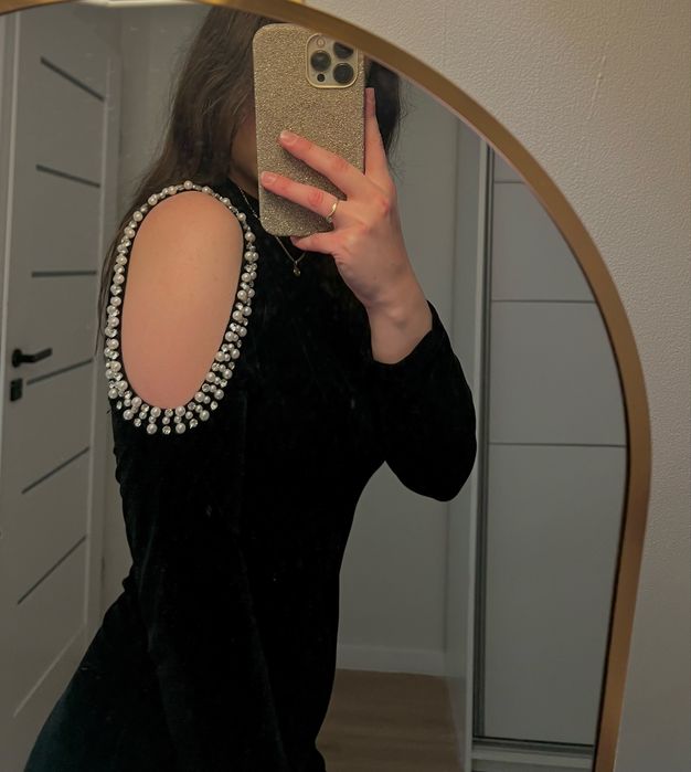 Czarna welurowa mini z perełkami S