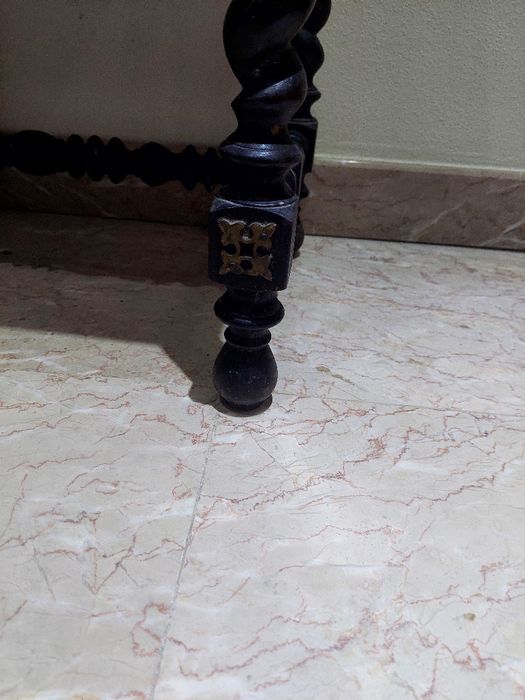 Mesa de cabeceira em pau Santo