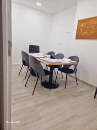 Mesa de reunião e cadeiras